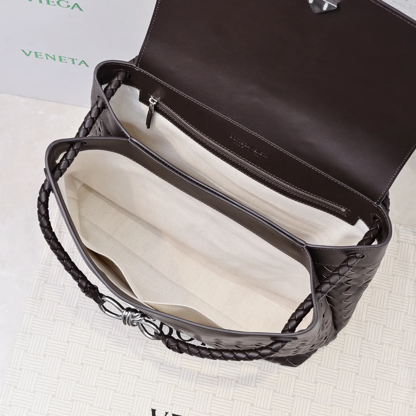 Batch 2460 #BV new men's Andiamo can be carried hand-held, on the shoulder or cross-body. It is a fashionable and versatile men's bag. The combination of lntrecciato woven iconic elements and smooth leather creates a unique cool style😎 The subtle luster and natural texture of the calfskin are high-end and fashionable. The flip-top design Knot shoulder straps and tough full leather shoulder straps are more private and can be used in more ways. No matter the size, it can accommodate a laptop, and it can be easily handled for daily commuting, business trips or travel. Model: 7715 Size: 37x26x13